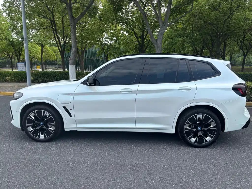 BMW BMW iX3 2024 Leading Edition 2024 - thumbnail 3