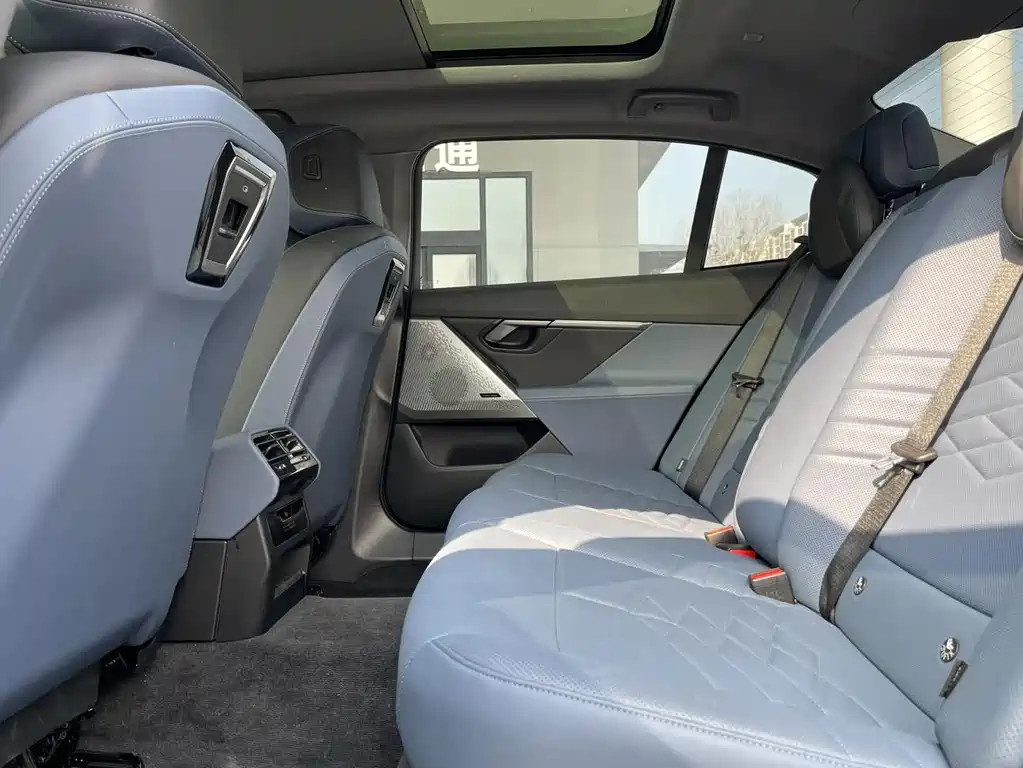 BMW BMW i5 2024 eDrive 35L Luxury M Sport Package 2025 - thumbnail 5