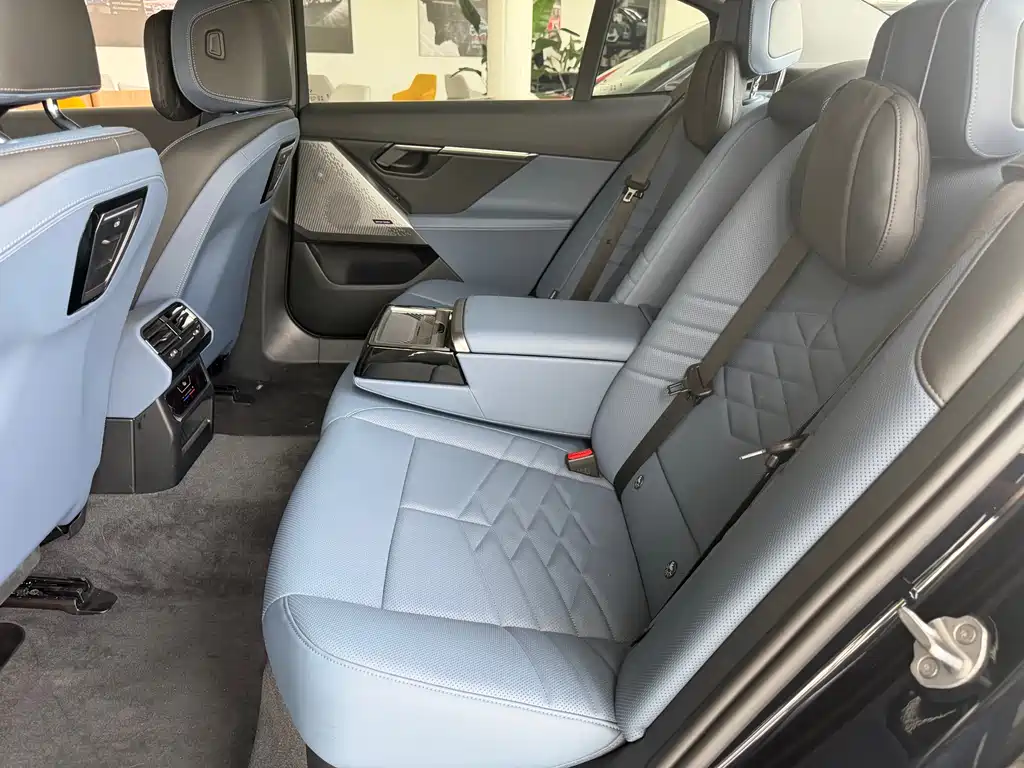 BMW BMW i5 2024 eDrive 35L Premium M Sport Package 2025 - thumbnail 4