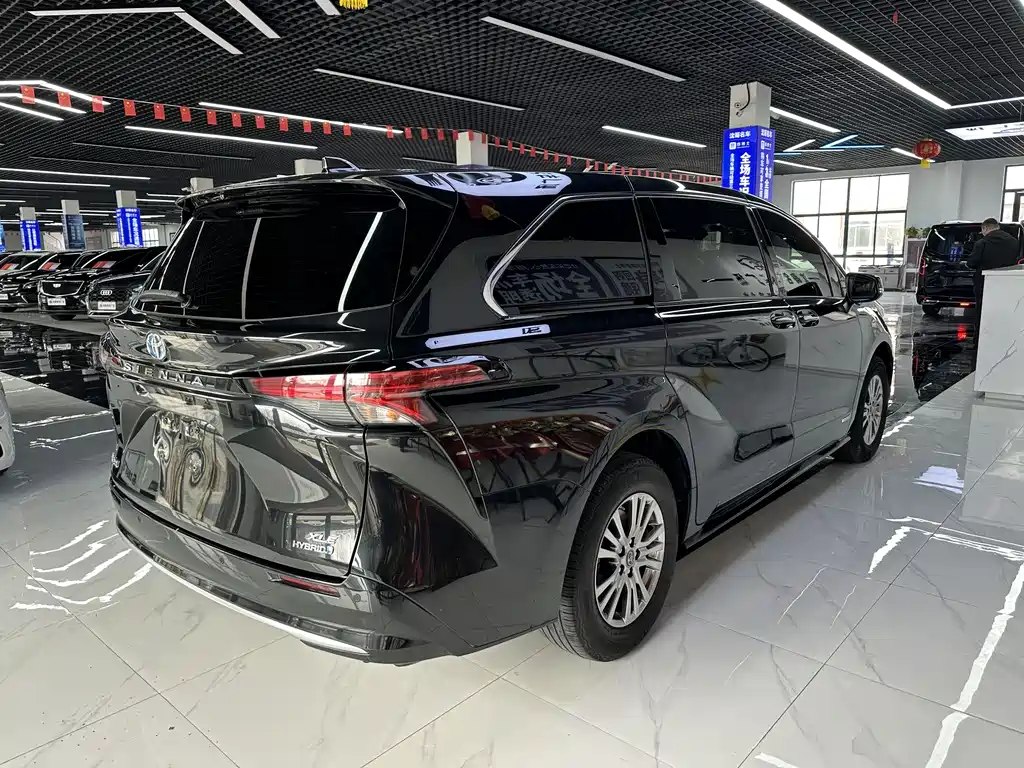 Toyota Sienna 2023 2.5L Hybrid Luxury Edition 2022 - thumbnail 9